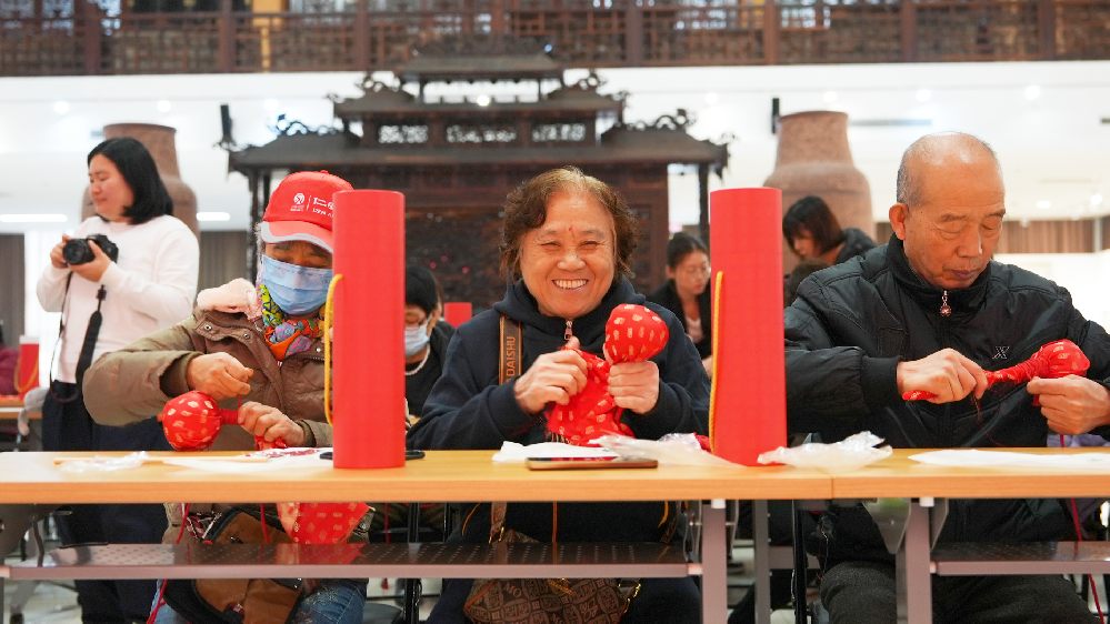 情暖重阳，德福满堂 | 王四营乡党群服务中心养生百福锤制作活动