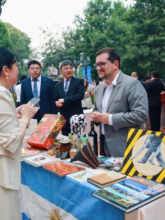 书香连中西 阅读无疆界｜崇德堂携非遗亮相大使读书会，以年画之美架起中外文明桥梁~